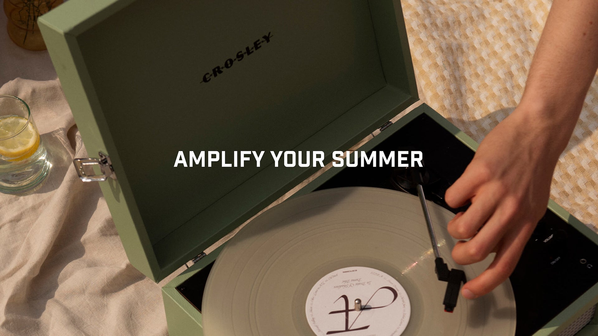 New Voyager colors | Amplify your Summer Crosley Radio Europe