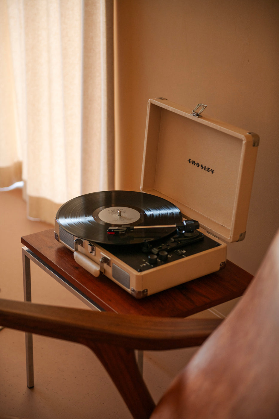 Cruiser Plus 2-Way Bluetooth record player - CR8005F-LT4 | Light Tan Crosley Radio Europe