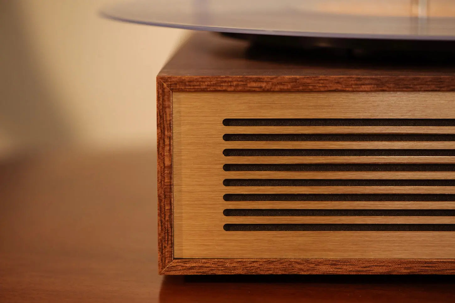 Crosley Miles vinylplatenspeler met luidsprekers, Bluetooth-platenspeler met 3 snelheden, geïntegreerde stereoluidsprekers, AUX-uitgang, elegant design van hout en goud, 33/45/78 disc afspelen Crosley Miles vinylplatenspeler met luidsprekers, Bluetooth-platenspeler met 3 snelheden, geïntegreerde stereoluidsprekers, AUX-uitgang, elegant design van hout en goud, 33/45/78 disc afspelen