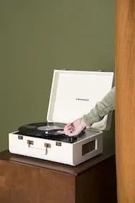 Portfolio Bluetooth record player - CR6252A-CR | Cream Crosley Radio Europe