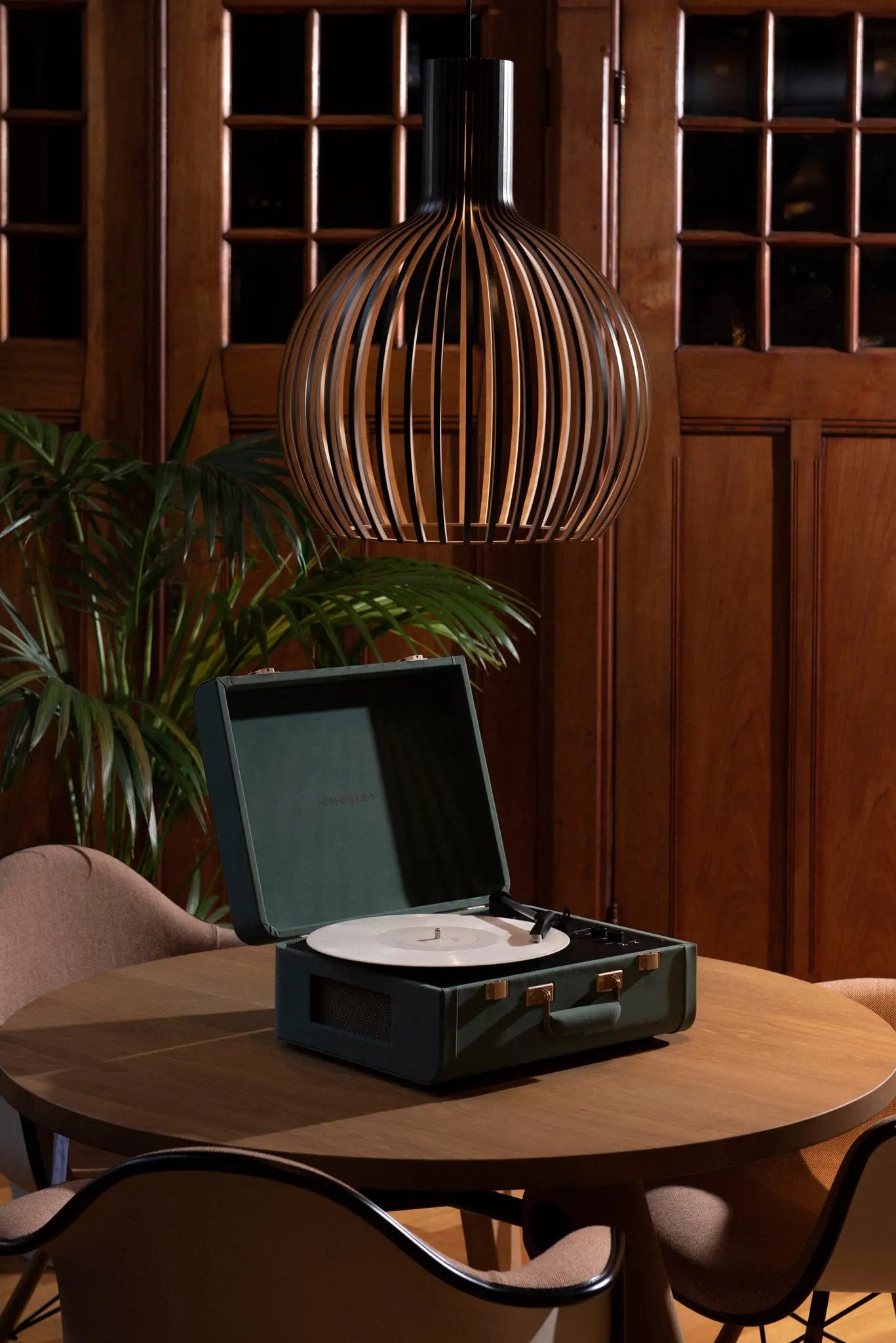 Portfolio Bluetooth record player - CR6252A-QL | Quetzal Crosley Radio Europe